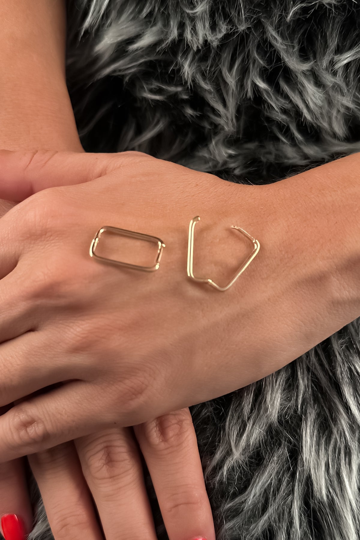 Orecchini Huggie a forma di U sottile in oro da 14 ct-2