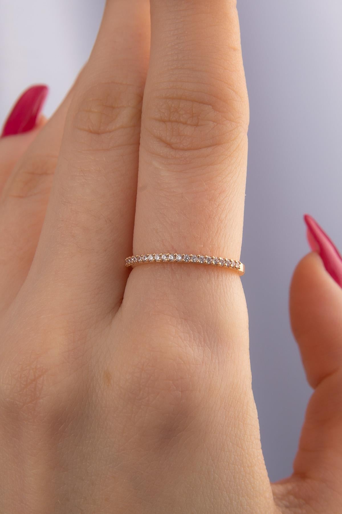 Anello a fascia Half-Eternity in pietra bianca in oro da 14 ct-1