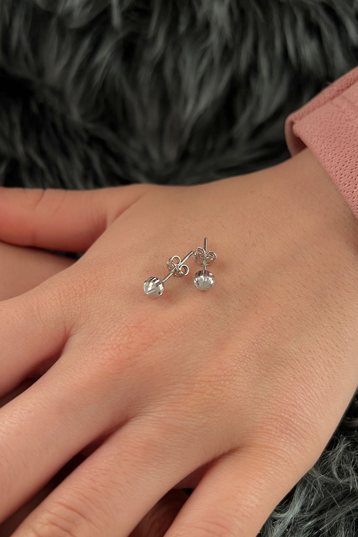 Orecchini a bottone con sfera piccola fantasia in oro bianco da 14 ct-1
