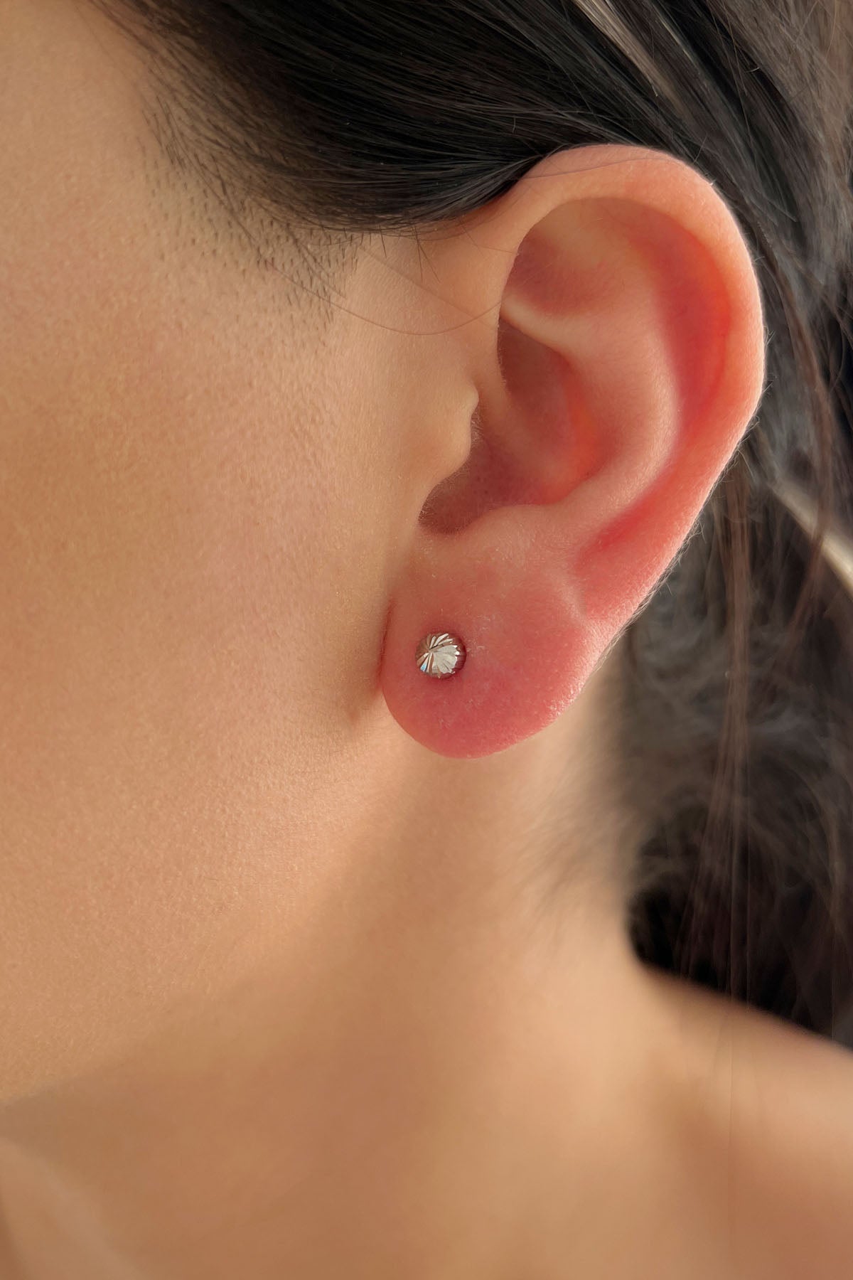 Orecchini a bottone con sfera piccola fantasia in oro bianco da 14 ct-0