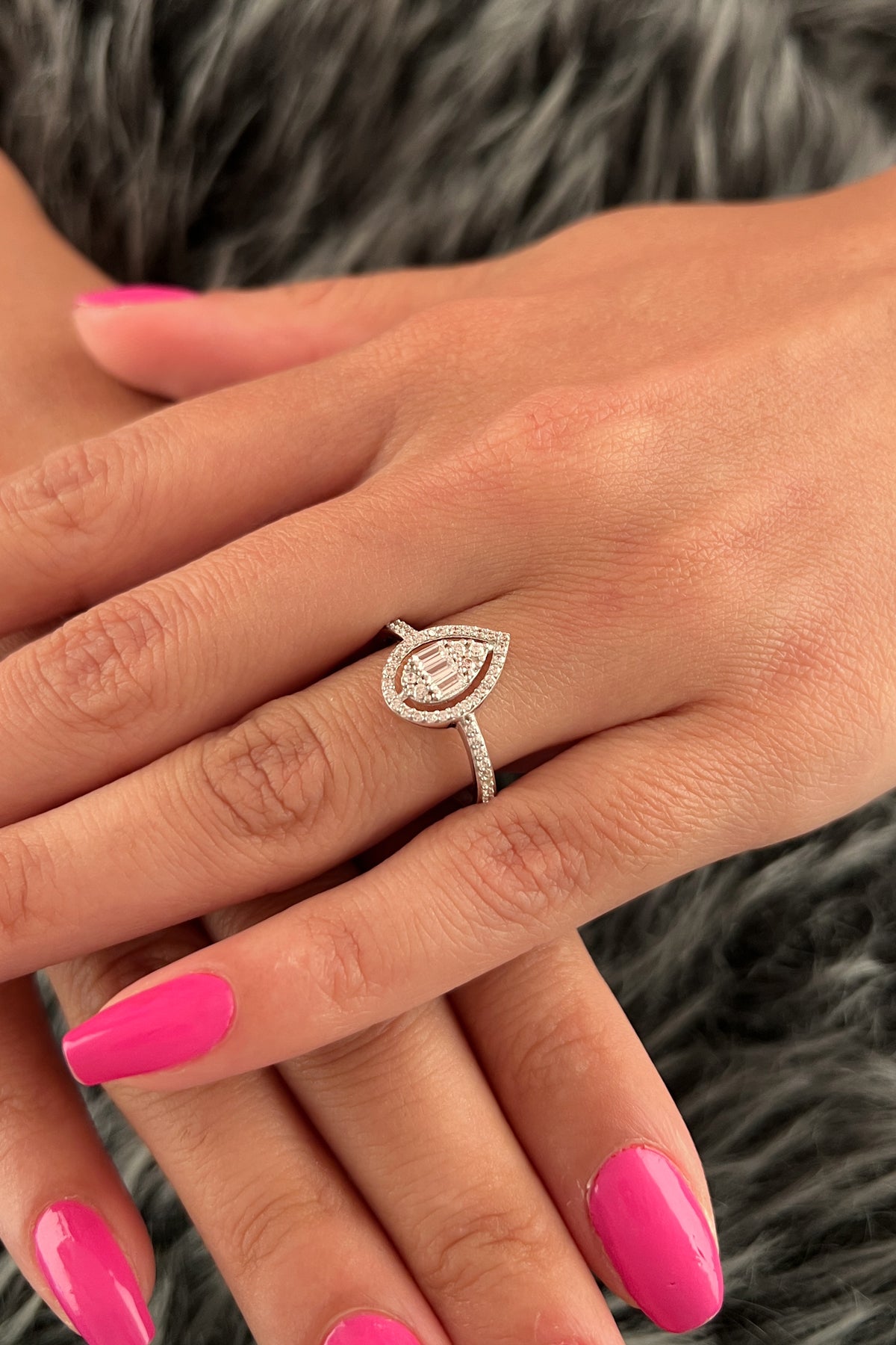 Anello Baguette con goccia d'acqua in oro bianco da 14 ct-1