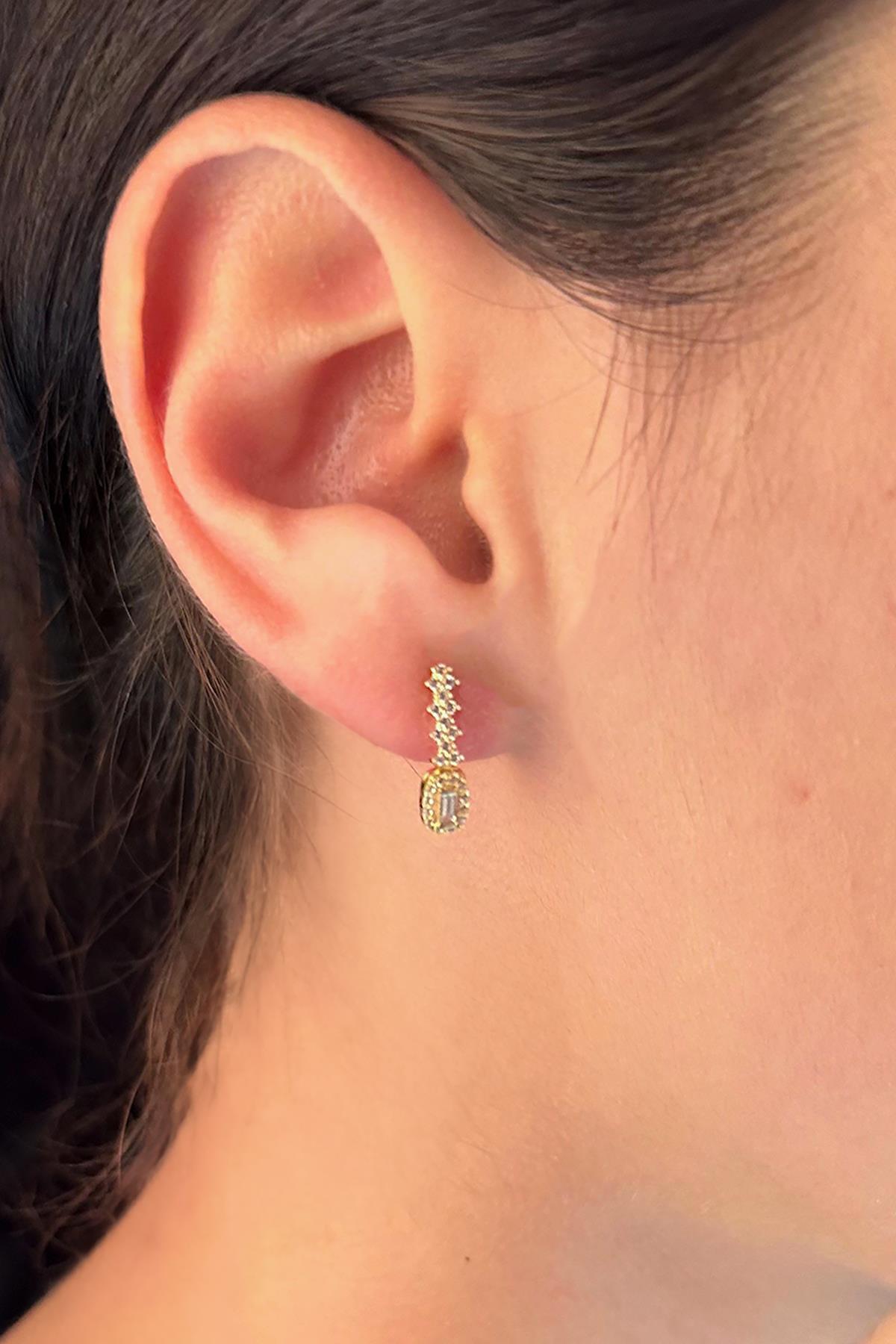 Orecchini a lobo con goccia baguette in oro giallo da 14 ct-0