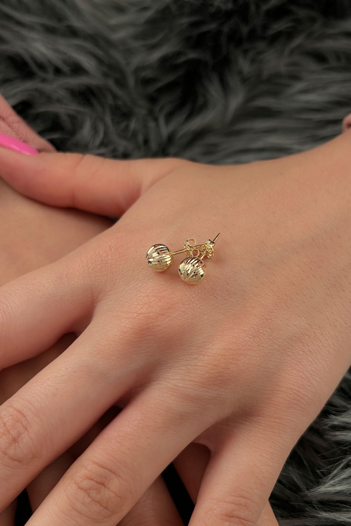 Orecchini a bottone con sfera grande fantasia in oro giallo da 14 ct-1