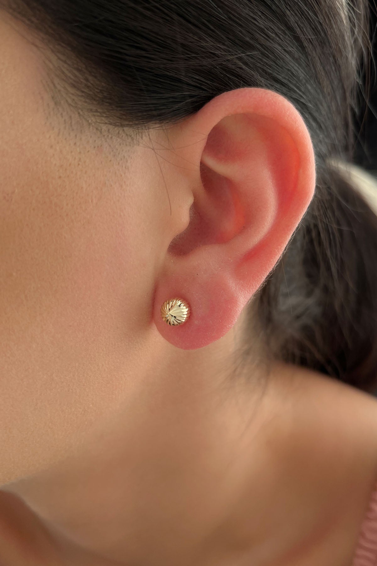 Orecchini a bottone con sfera grande fantasia in oro giallo da 14 ct-0