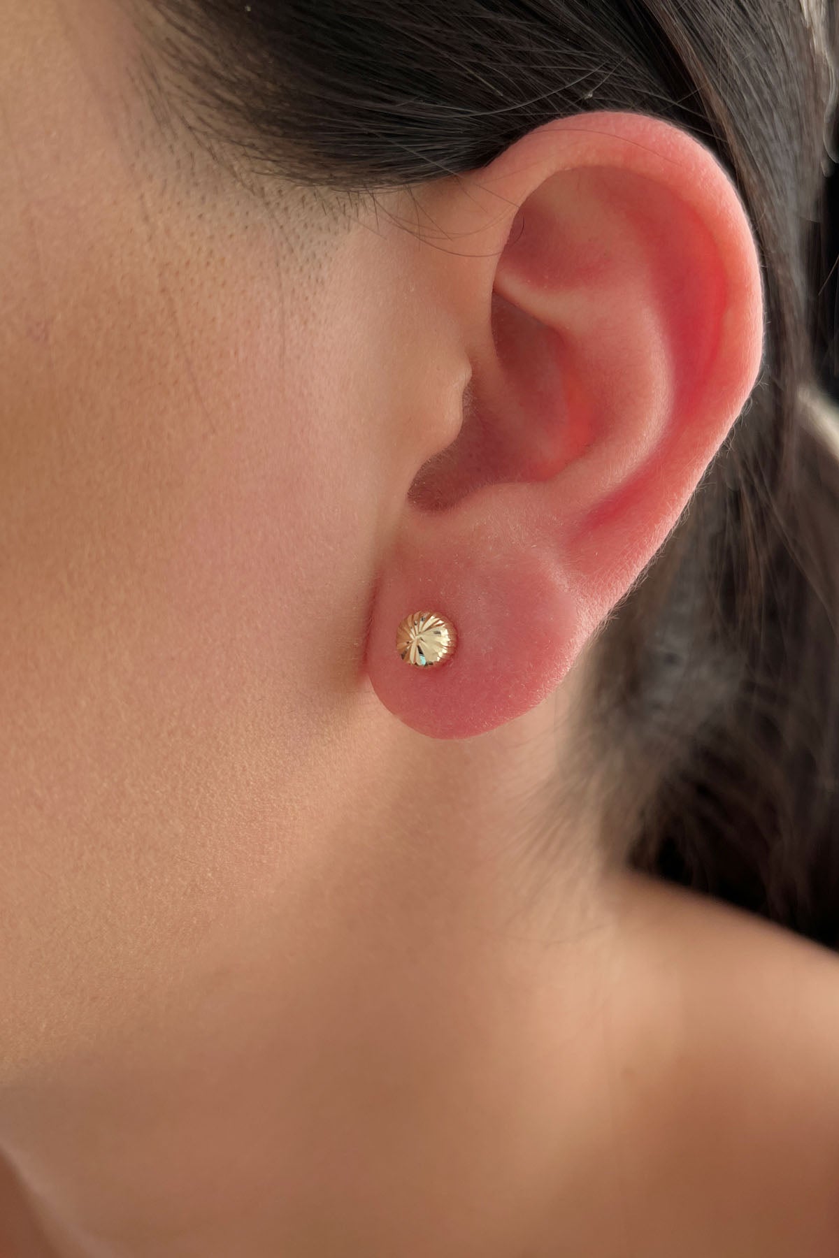Orecchini a bottone sferici medi con motivo in oro giallo da 14 ct-0