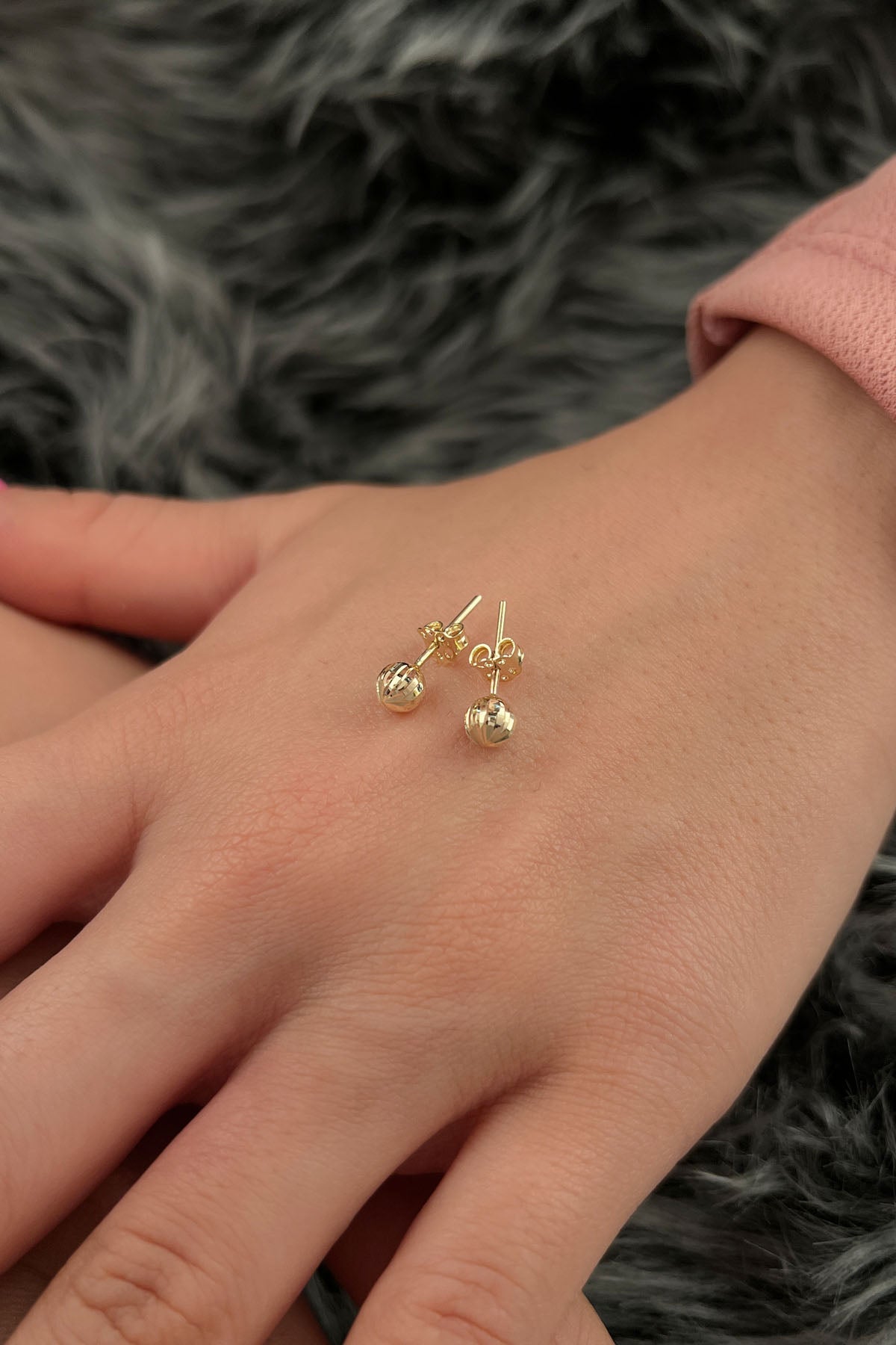 Orecchini a bottone con sfera piccola fantasia in oro giallo da 14 ct-1