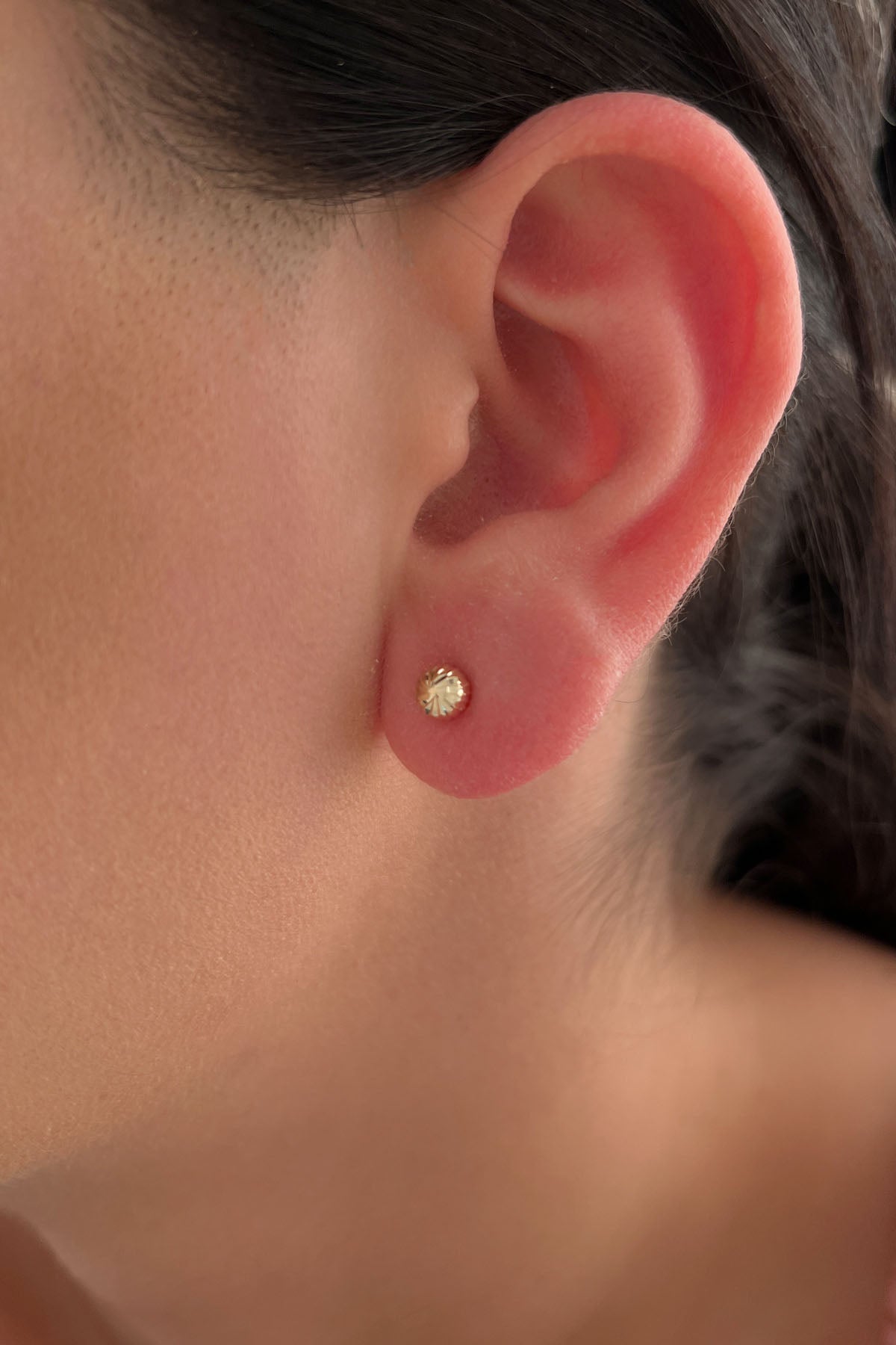 Orecchini a bottone con sfera piccola fantasia in oro giallo da 14 ct-0